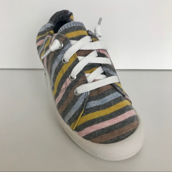 NWT Mad Love Girls Slip On Canvas Sneakers - Picture 5 of 7